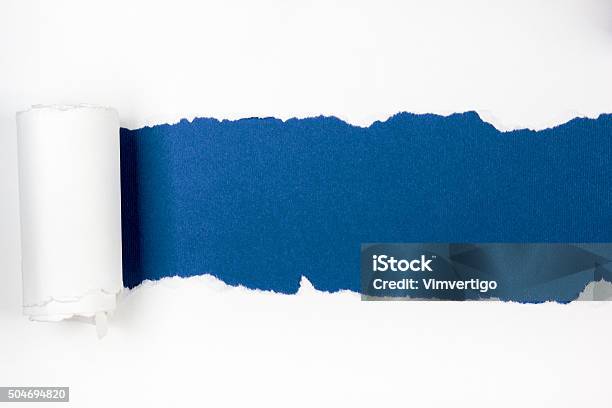 Rotos Papel Espacio Para Texto En Blanco Azul Foto de stock y más banco de imágenes de Descubrimiento - Descubrimiento, Papel, Rasgar