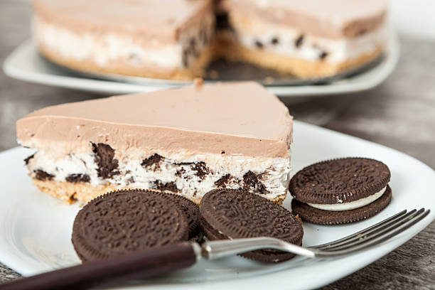 istock Cream cheesecake with cookies 504698612