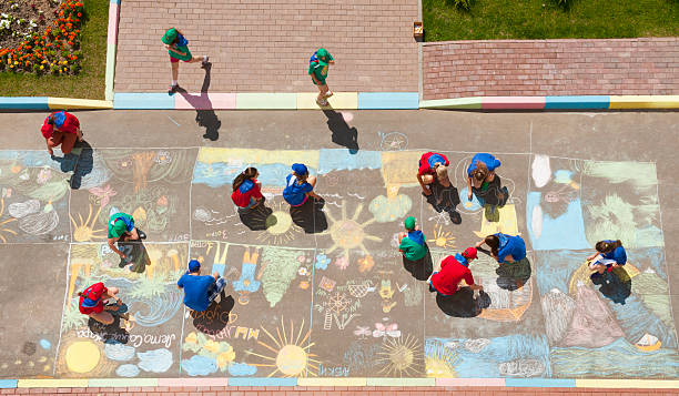 vista aérea de los niños de dibujo de tiza imágenes - little girls sidewalk child chalk fotografías e imágenes de stock