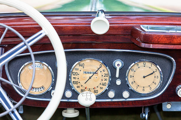 interno di automobile vecchia - collectors car dashboard odometer mode of transport foto e immagini stock