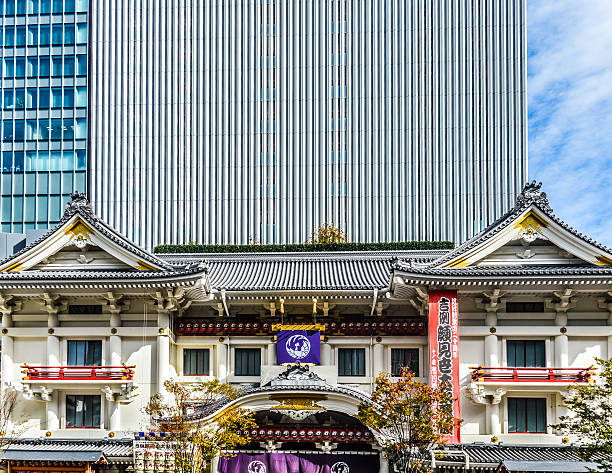 nova e antiga arquitetura contraste em toyko kabukiza theater - kabuki color image japan japanese culture - fotografias e filmes do acervo