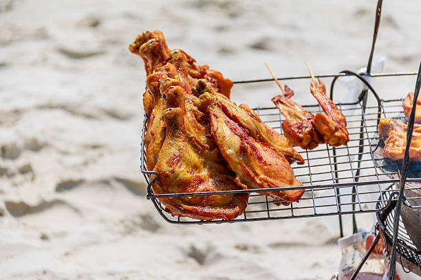 pollo barbecve - asian culture barbecue chicken smoke foto e immagini stock