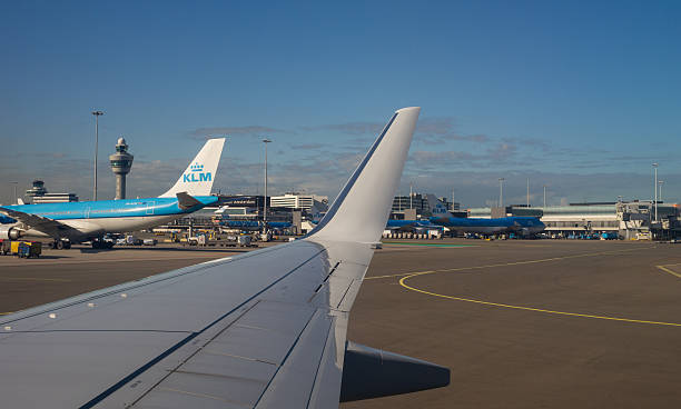 klm aerei di manutenzione dell'aeroporto schiphol di amsterdam - window cockpit boeing 747 commercial airplane foto e immagini stock