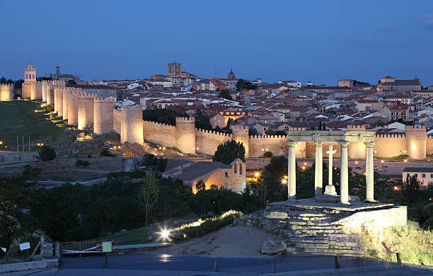 altstadt von avila bei nacht, spanien - travel avila castilla y leon spain stock-fotos und bilder