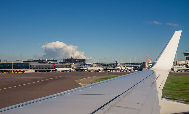 amsterdam schiphol airfield und terminal - window cockpit boeing 747 commercial airplane stock-fotos und bilder