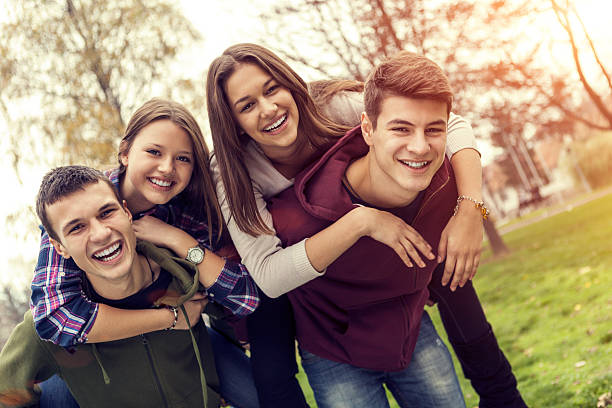 adolescente feliz grupo de amigos divirtiéndose - teenager team carefree relaxation fotografías e imágenes de stock
