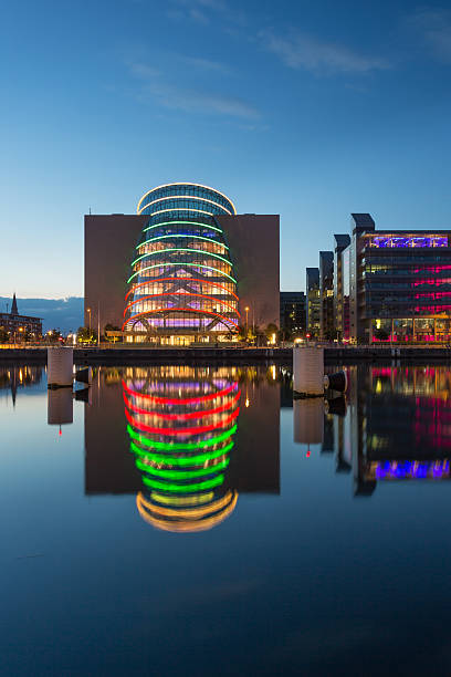 centro de convenções de dublin - dublin ireland samuel beckett bridge bridge night - fotografias e filmes do acervo