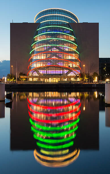 centro congressi di dublino - dublin ireland samuel beckett bridge bridge night foto e immagini stock