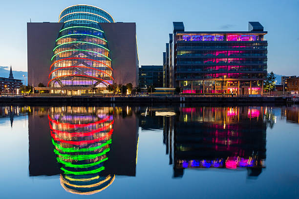 centro congressi di dublino - dublin ireland samuel beckett bridge bridge night foto e immagini stock