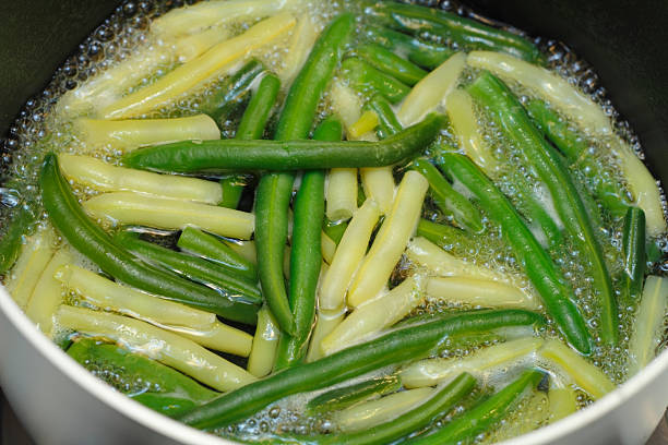 cuisine jaune et de haricots verts - greenbean casserole photos et images de collection