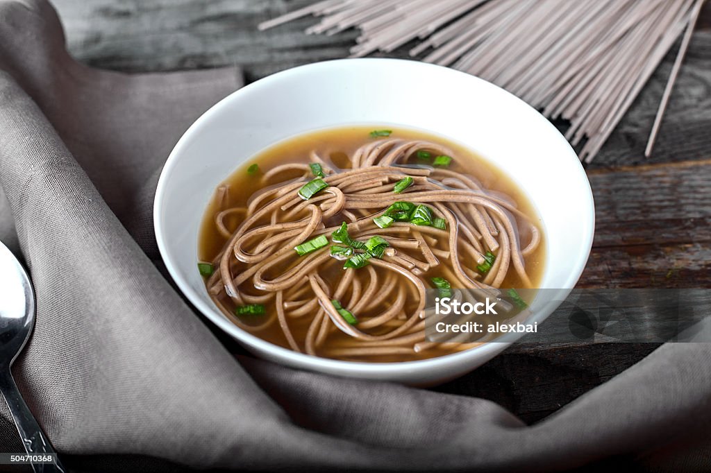 Sopa apimentada com soba noodles asiáticos - Foto de stock de Alho porró royalty-free