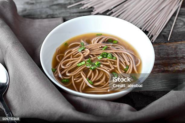 Foto de Sopa Apimentada Com Soba Noodles Asiáticos e mais fotos de stock de Alho porró - Alho porró, Bife, Calor