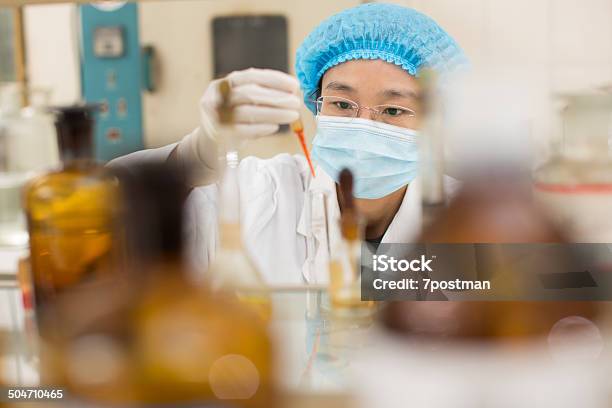 Junge Chemiker Im Labor Stockfoto und mehr Bilder von Analysieren - Analysieren, Apotheke, Arbeiten