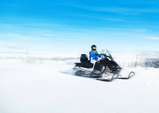 frau mit dem schneemobil - schneemobilfahren stock-fotos und bilder