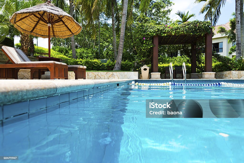 Piscina del complejo turístico - Foto de stock de Jardín privado libre de derechos