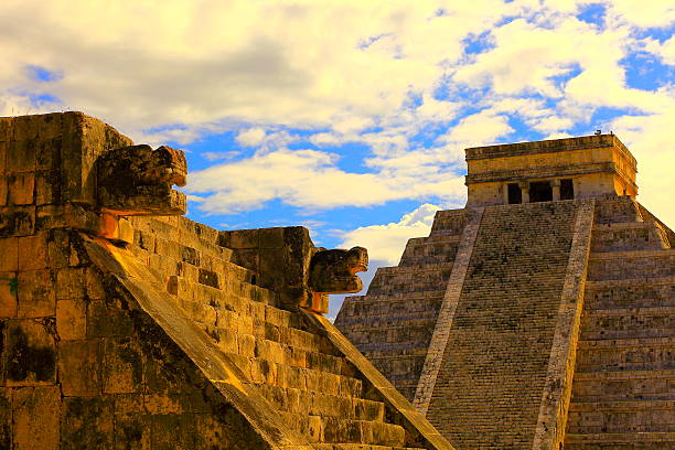 chichen itzá las pirámides mayas y plataforma atardecer-méxico - chichen itza mayan mexico steps fotografías e imágenes de stock