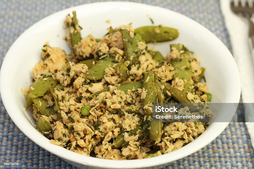 Saumon avec du sucre pois mangetout - Photo de Petit pois immature libre de droits