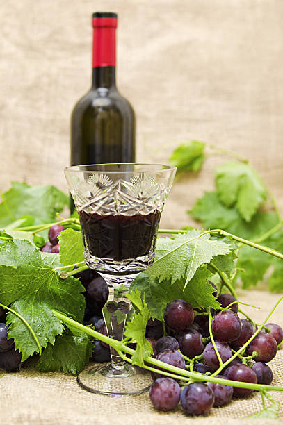 красное вино в бокал вина с очаровательной виноград. - wine cork antioxidant wineglass autumn стоковые фото и изображения