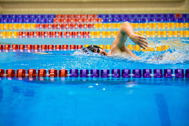 kraulschwimmen - auf dem schoß stock-fotos und bilder