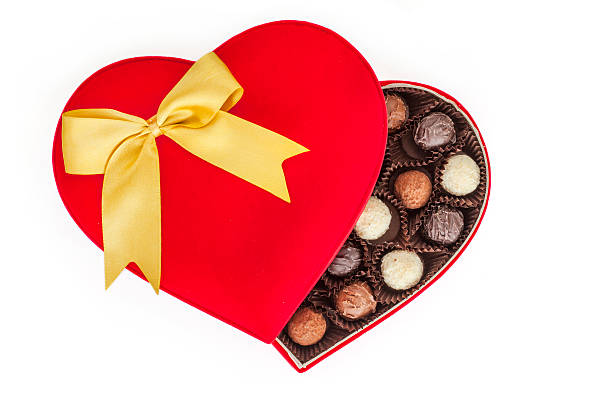 truffes dans la boîte sur fond blanc - valentines day candy chocolate candy heart shape photos et images de collection
