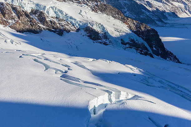 クローズアップビューのクレバスアレッチ氷河に - crevasse glacier european alps mountain ストックフォトと画像