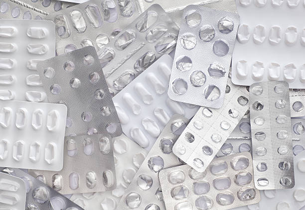 пустые блистерные упаковки фоне - vitamin pill excess pill capsule стоковые фото и изображения
