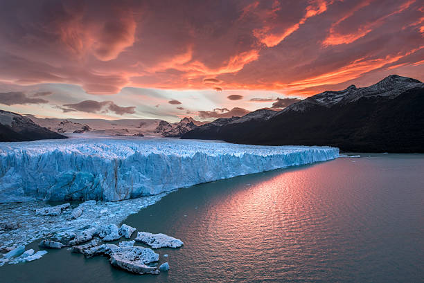 atardecer en el glaciar perito moreno - patagonia fotografías e imágenes de stock