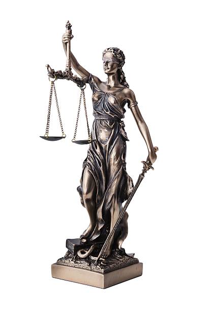 themis com escala e espada isolada a branco - law book weight scale legal system imagens e fotografias de stock