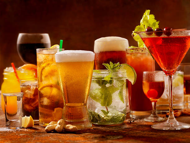cocktails - whisky cocktail alcohol glass imagens e fotografias de stock