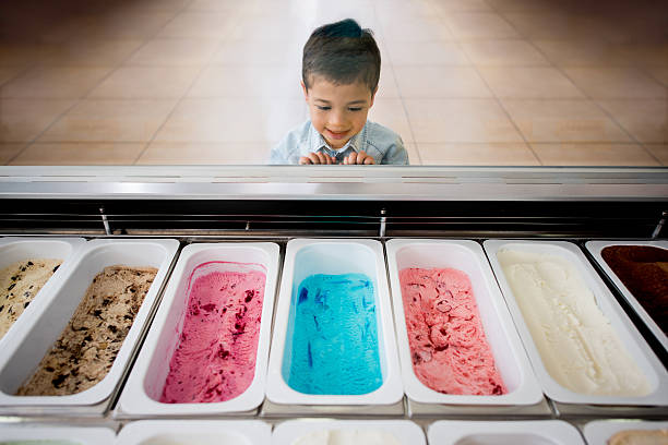 ragazzo in una gelateria - choosing foto e immagini stock