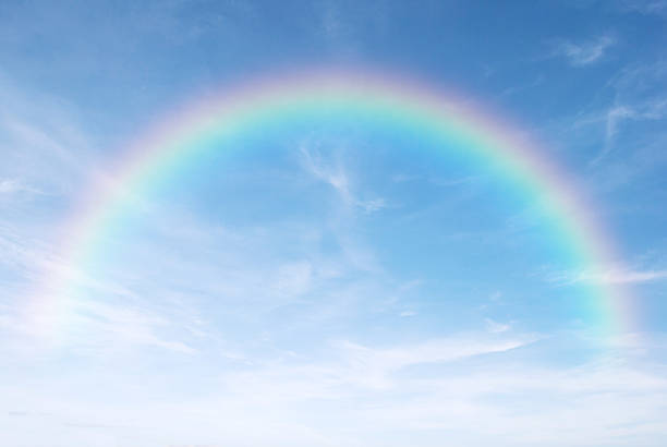 claro arco-íris no céu azul depois da chuva - lpn imagens e fotografias de stock