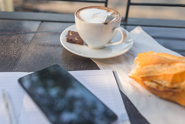 一部の人々のコーヒーとパン、朝食を習慣づける - 米ニューハンプシャー州 サンドウィッチ ストックフォトと画像