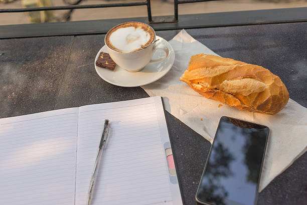 dopo la prima colazione, caffè e notebook aperto a inizio di giornata - coffee muffin pastry blueberry muffin foto e immagini stock