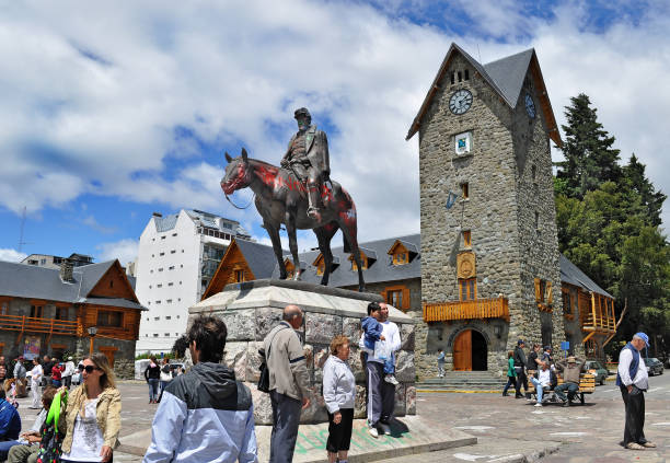 main square in san carlos de bariloche - argentina bariloche wood statue stock-fotos und bilder