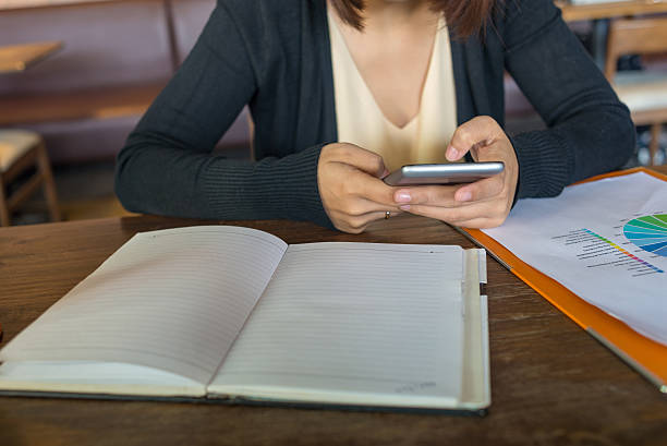 enviar uma mensagem e conversar por cellphone durante o tempo de trabalho - research report document file imagens e fotografias de stock