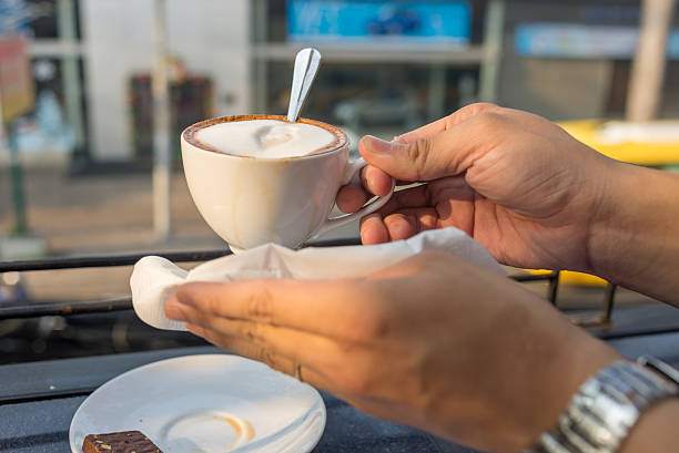 homem mão limpa o copo de café, tecidos - black coffee coffee single object drink imagens e fotografias de stock