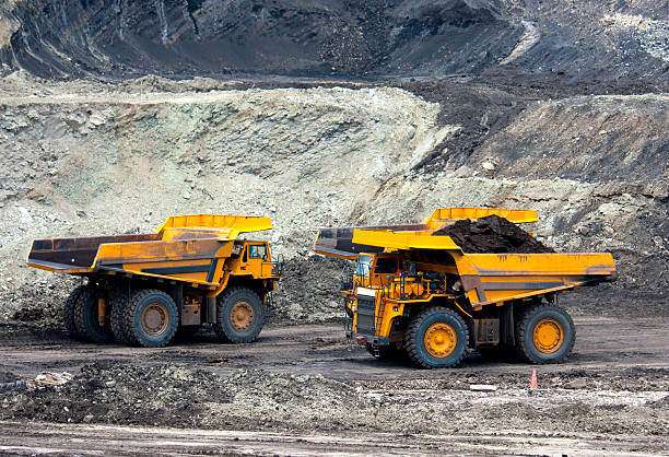 トラックアンロード石炭鉱業 - 鉱山 ストックフォトと画像