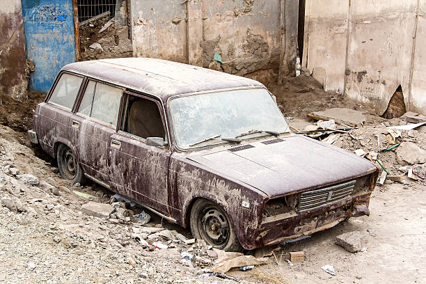2104 lada riva - car abandoned absence wreck 뉴스 사진 이미지