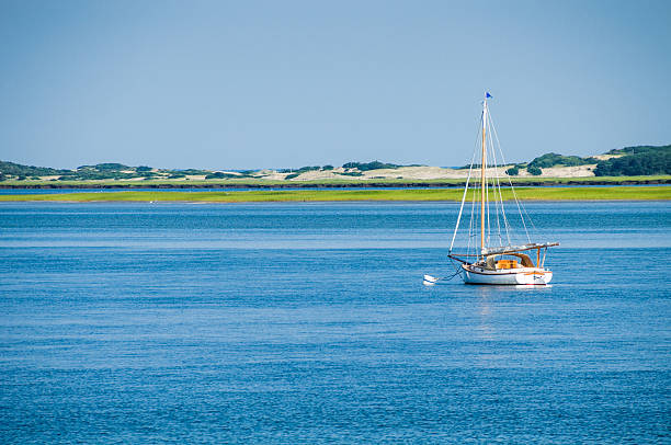 sandy collo a barca a vela - cape cod bay foto e immagini stock