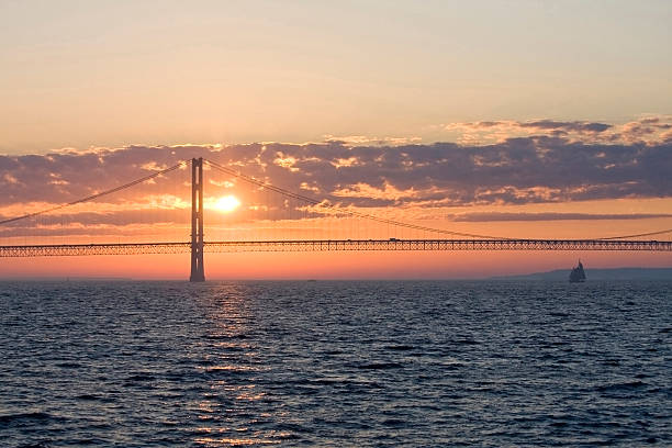 ponte mackinac.  tramonto. - straits of mackinac foto e immagini stock