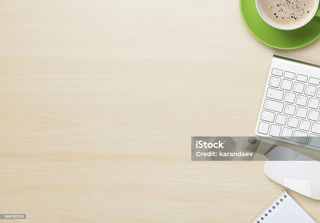 Büro-Tisch mit Notizblock, computer und Kaffeetasse - Lizenzfrei Ansicht aus erhöhter Perspektive Stock-Foto