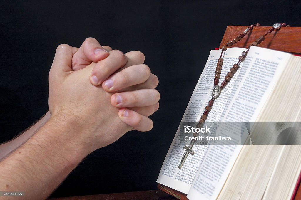 Mains avec du Rosaire et Bible - Photo de Amour libre de droits