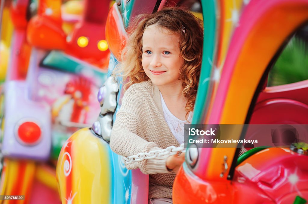 happy child girl riding tren en funfair - Foto de stock de Niño libre de derechos