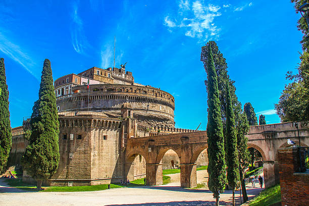 парк замок святого ангела в риме - castel santangelo стоковые фото и изображения