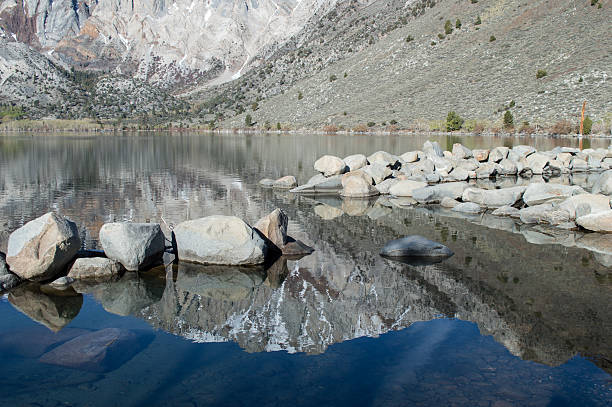 convict 湖の眺め、カリフォルニア州 - convict lake ストックフォトと画像