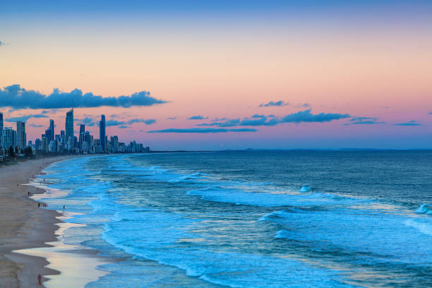 coucher de soleil sur surfers paradise, sur la gold coast - q1 photos et images de collection