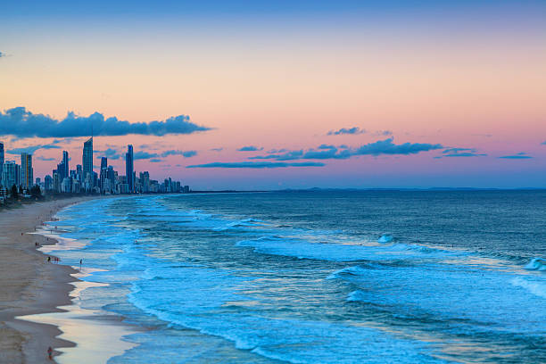 pôr do sol sobre a surfers paradise, gold coast - q1 - fotografias e filmes do acervo