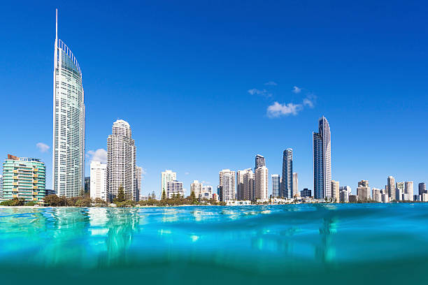 vagues roulant sur la plage de surfers paradise - q1 photos et images de collection