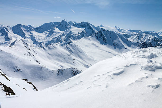 esportivo mulher olhando para neve montanhas - north tirol fotos - fotografias e filmes do acervo