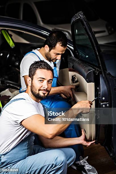 Foto de Jovem Mecânico Equipe Fixação Automóvel No Aeroporto De Oficina De Automóvel e mais fotos de stock de 25-30 Anos